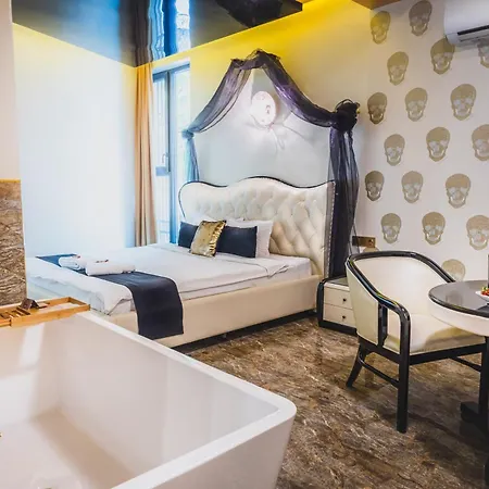 Hidden Bank: First Million Appartement *